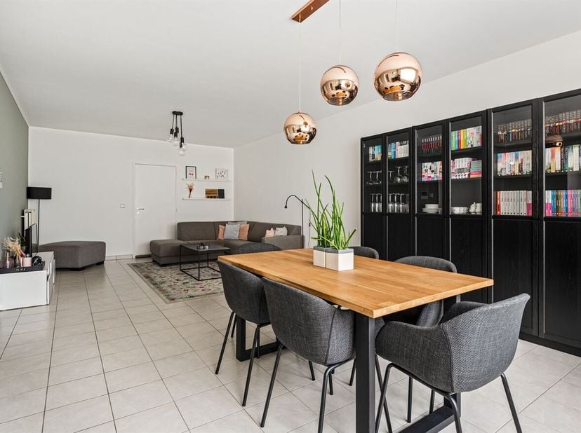 Ruim gelijkvoers 2 slpk appartement met tuin<br />
Het appartement dateert van 2002 en bevindt zich een goede staat van onderhoud.<br />
Ligging: Gele