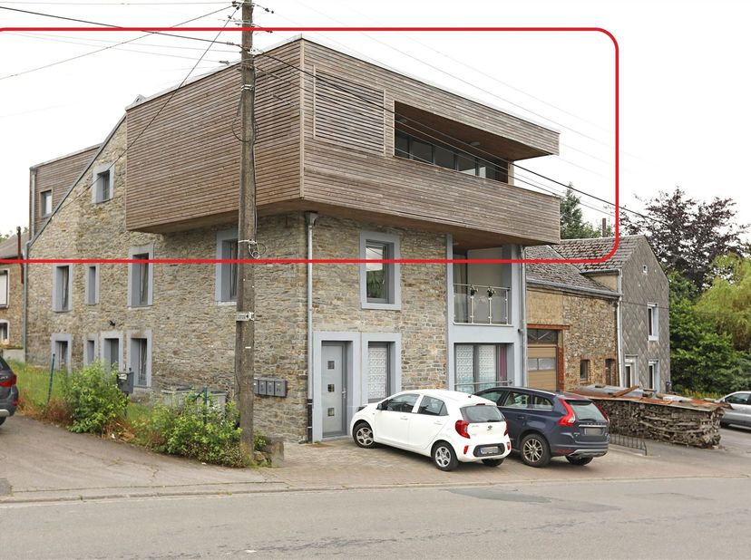 Aangenaam appartement met overdekt terras, op de tweede verdieping van een gebouw in natuursteen uit de streek, omgebouwd tot 3 appartementen, ligt di