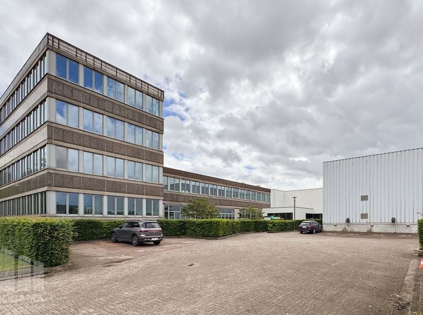 Bedrijfsgebouw met &amp;nbsp;van 158 m² tot 2.332 m² kantoorruimte (opslag eveens mogelijk).<br />
Gelegen in Satenrozen, uitstekend bereikbaar via de E19