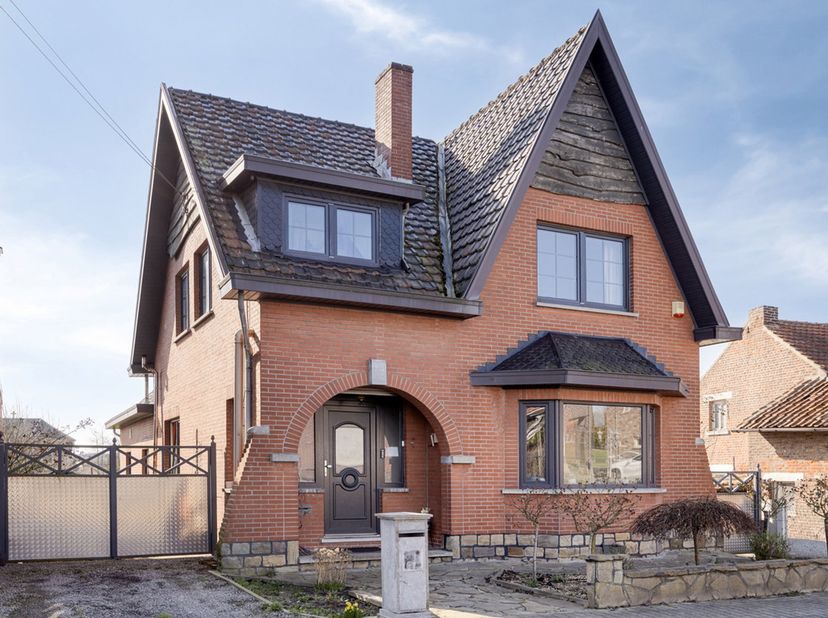 Vous cherchez un endroit où calme, espace et potentiel se rencontrent? À Niel, près de Saint-Trond, cette maison quatre façades située sur un terrain