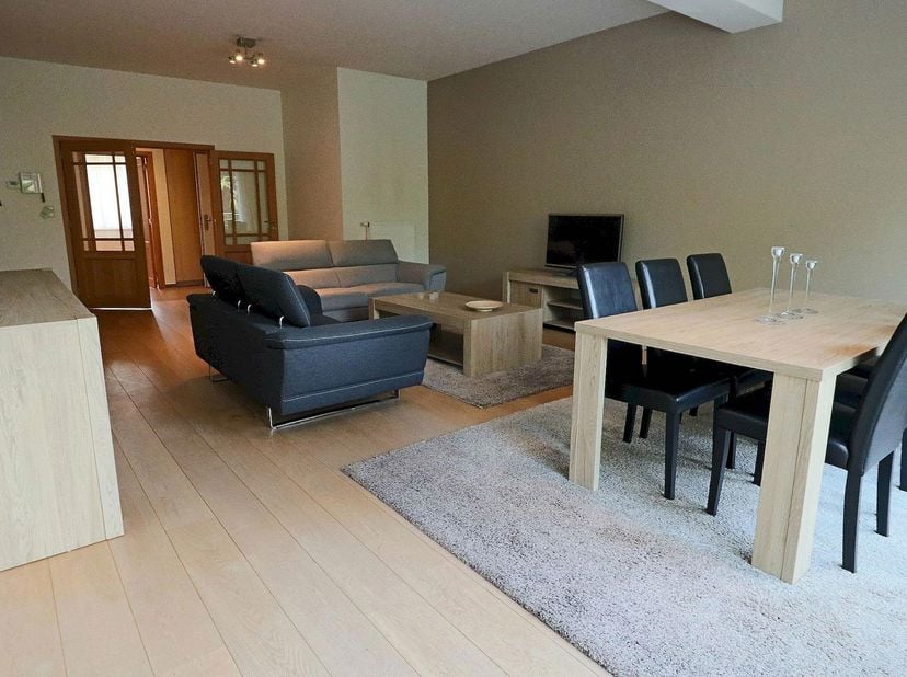 Prachtig gemeubileerd gelijkvloers appartement van 110m² in een luxe gebouw met :<br />
- 2 slaapkamers op de verdieping<br />
- 1 badkamer<br />
- 1