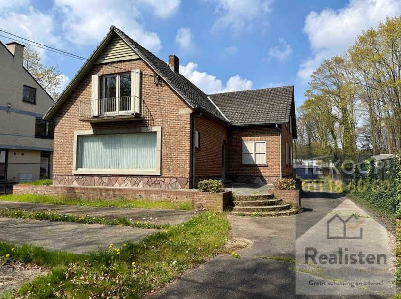 Aan de Genkersteenweg ligt dit goed bereikbare kantoorpand met parking.<br />
<br />
Volledig onderkelderd gebouw met garage en kelders, carport en pa