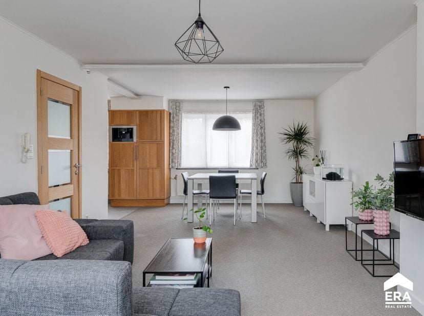 Instapklaar duplexappartement met 2 slaapkamers, garage en gezellige tuin op een uitstekende locatie in Beringen. Ideaal als starterswoning of interes