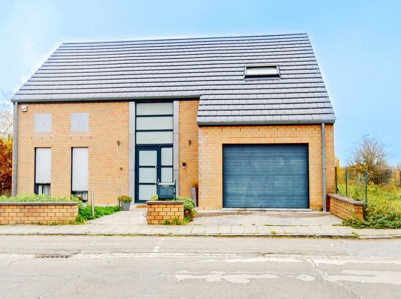 Actualimmo vous présente cette spacieuse villa 4 façades construite en 2007. Elle offre un cadre de vie confortable, fonctionnel et parfaitement entre