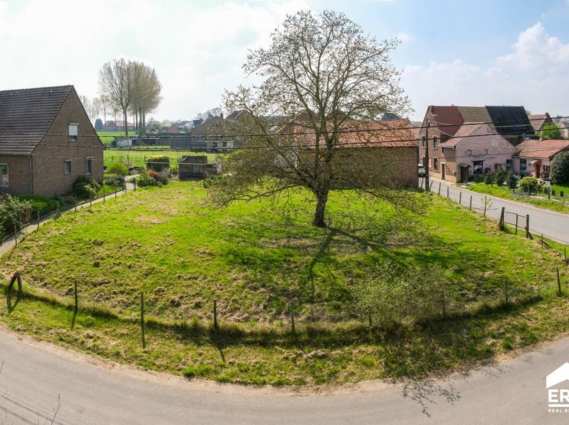 In het groene en rustige Rutten, een deelgemeente van Tongeren, vinden we deze ruime bouwgrond op een perceel van 6 are 67 ca terug. <br />
<br />
De