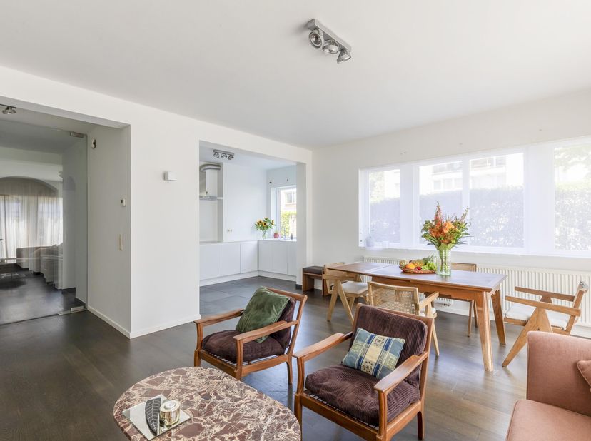 Ruim gelijkvloers hoekappartement met 3 slpks, garage en tuin<br />
<br />
Dit ruime gelijkvloerse hoekappartement combineert het comfort van een appa