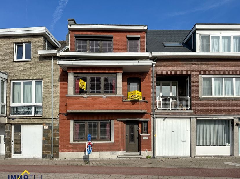 Ruime woning met tuin centraal gelegen te Aalst<br />
Deze ruime woning is centraal gelegen te Aalst en biedt heel wat mogelijkheden voor wie opzoek i