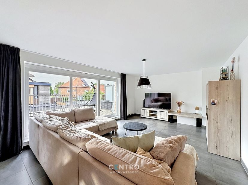 In een zeer LEUKE straat met veel parkeergelegenheid te Uitkerke ligt dit recente appartement met 3 RUIME slaapkamers en ruim ZUIDgericht zonneterras!