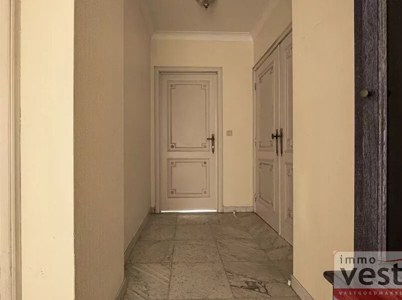 Dit charmante appartement in het hart van Sint-Truiden heeft een oppervlakte van 79 m². Het appartement beschikt over één ruime slaapkamer met badkame