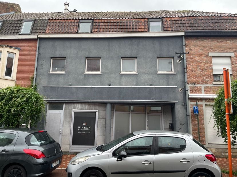 Très bien situé dans le Bizet, ce bâtiment se compose d’une surface commerciale au rez-de-chaussée et d’un appartement à l’étage.<br />
<br />
Au rez-