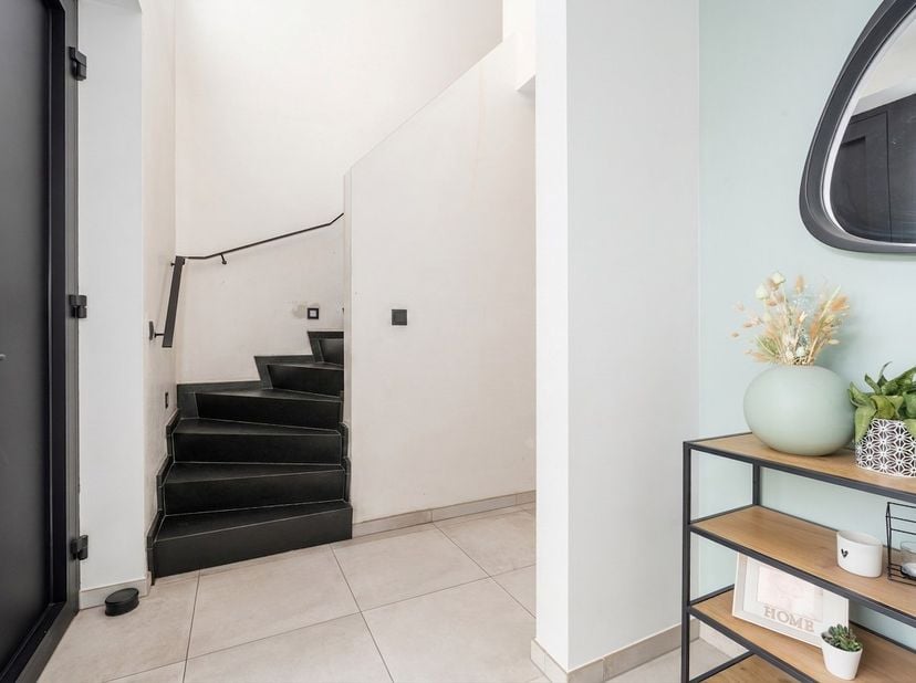 Bent u op zoek naar een moderne, instapklare woning waar ruimte, comfort en energiezuinigheid perfect samengaan? Dan is deze prachtige open bebouwing