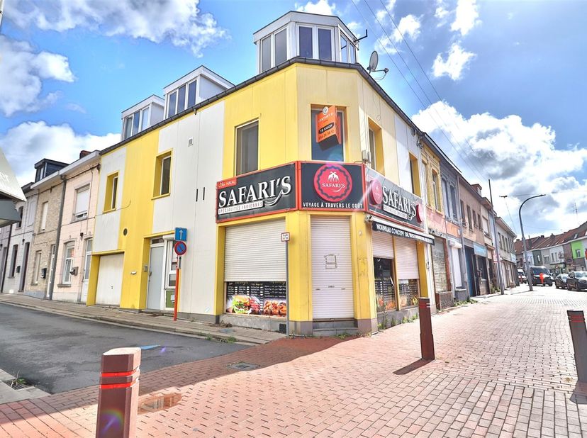 Gelegen in het commerciële centrum van Menen, biedt dit ruime handelspand met woonst tal van mogelijkheden voor wonen, werken of investeren.<br />
<b