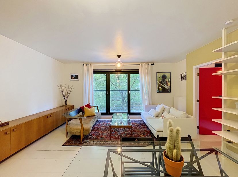 Infos &amp;amp; Visites, Nadia : +32 478 41 65 69 - nadia@bytheway.be. Situé au coeur du Quartier des Affaires de Bruxelles, à proximité de la Gare et des