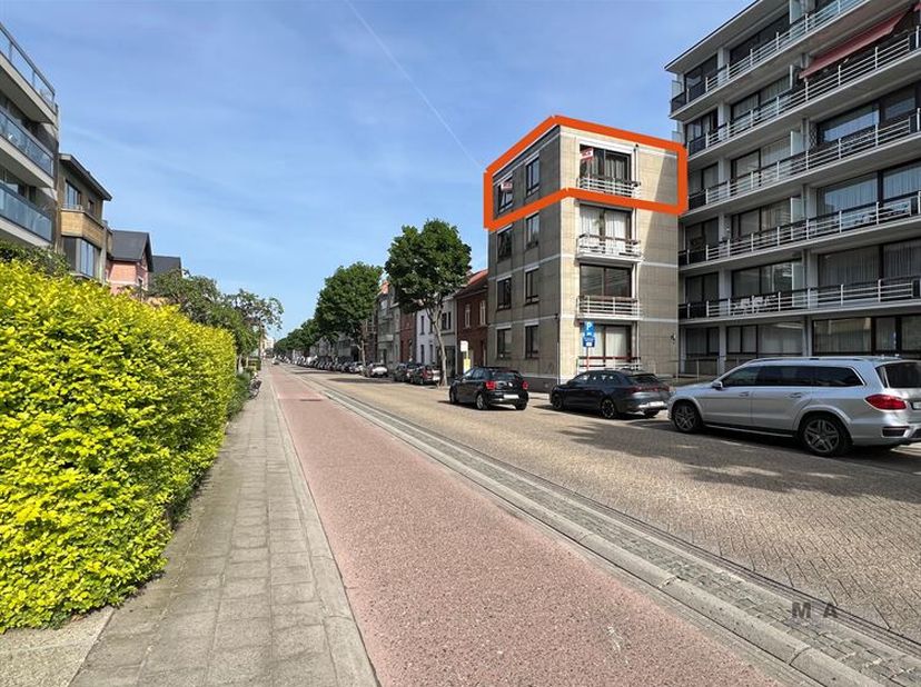 Instapklaar 2-slaapkamerappartement met veel lichtinval. Lift.