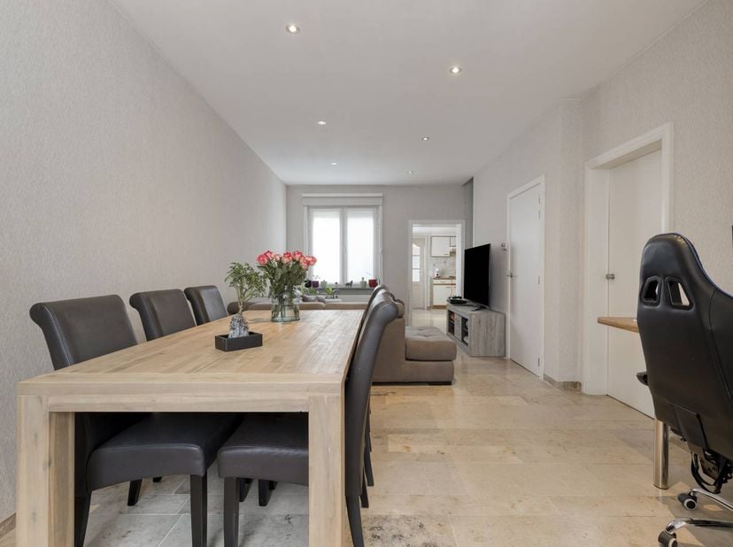 Toffe woning te koop in Voormezele met 3 slaapkamers, inpandige garage en toffe tuin met terras. De woning kreeg een grondige opfrisbeurt in 2017 en i