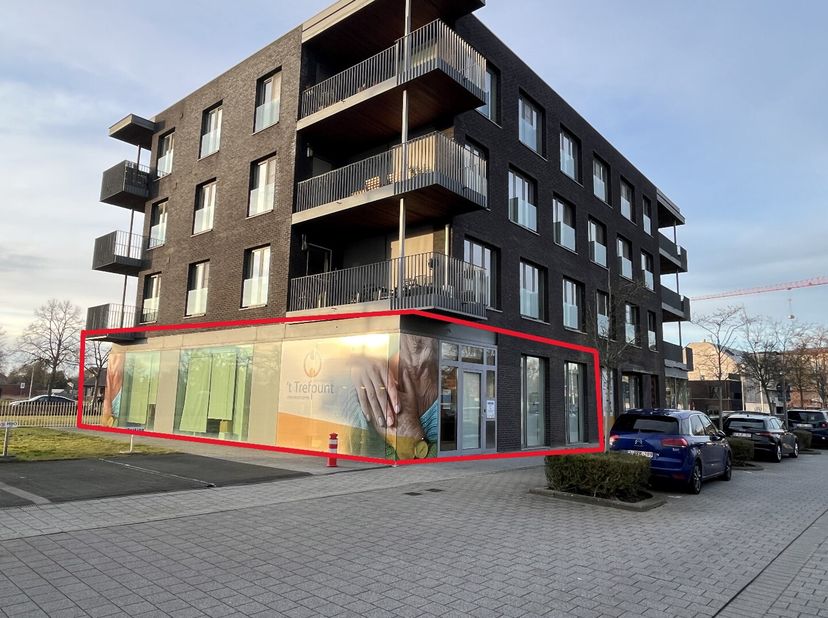 Ligging / Omgeving<br />
Handelspand gelegen te Kapittelhof 4, 3920 Lommel. Dit pand is gelegen vlak bij het Hertog Janplein, Huis van de Stad.<br />