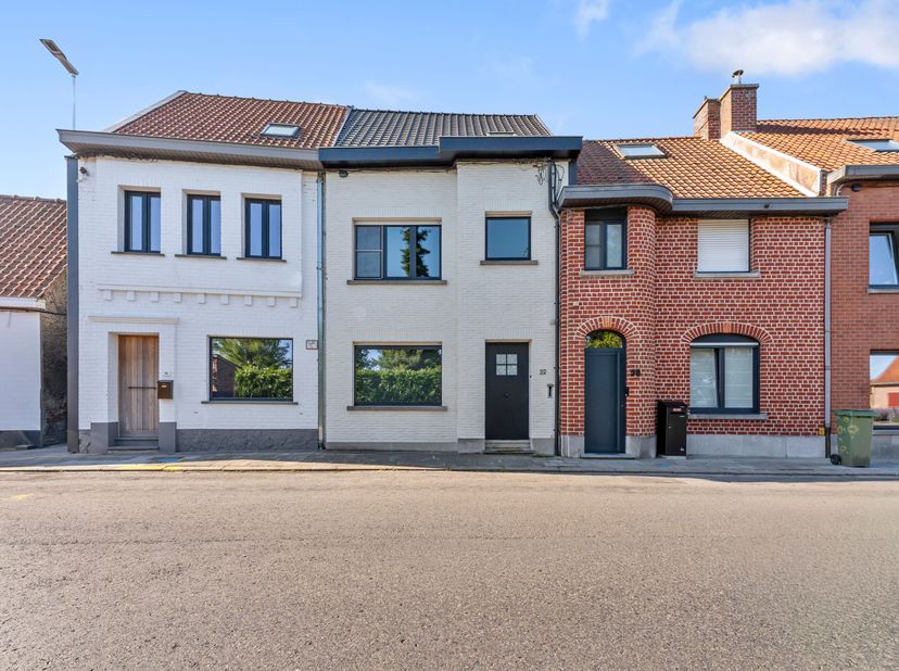 Gerenoveerde woning in Wevelgem te koop met bijhuis en uitweg!!<br />
We betreden deze woning via de inkomhal met gastentoilet en komen binnen in de l