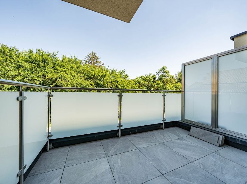 ERA B-LUX vous propose à la vente ce superbe appartement neuf de plain-pied, situé au rez-de-chaussée dune résidence contemporaine construite en 2026.