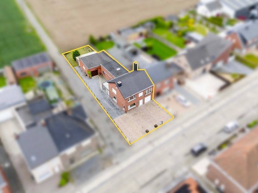 Op zoek naar een ruime halfopen bebouwing met tal van mogelijkheden op een centrale ligging tussen Deerlijk en Waregem? Dan is deze woning zeker een b
