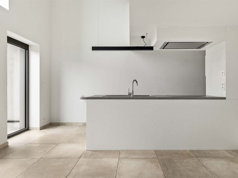 Deze recente woning (2019) is gelegen in de rustige en aangename wijk Koklenberghof, midden in het centrum van Sint-Niklaas. Het biedt de perfecte com