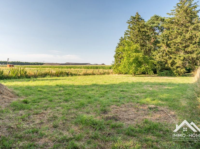 Deze te renoveren woning is gelegen op een perceel van maar liefst 1500 m² in een prachtige landelijke omgeving. Het huis bestaat op het gelijkvloers