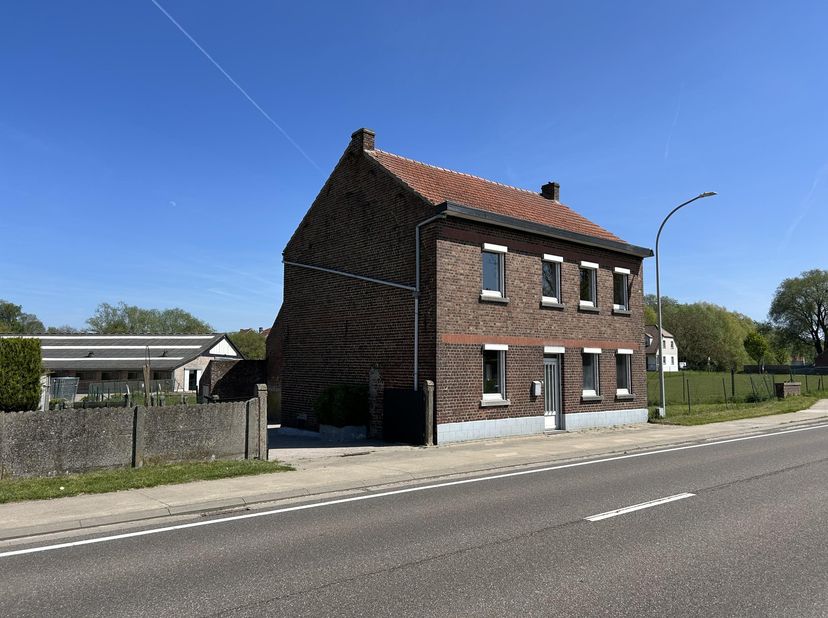 Ontdek deze charmante te renoveren woning met 4 slaapkamers en een bewoonbare oppervlakte van 230m², gelegen op een perceel van 843m². De woning, met