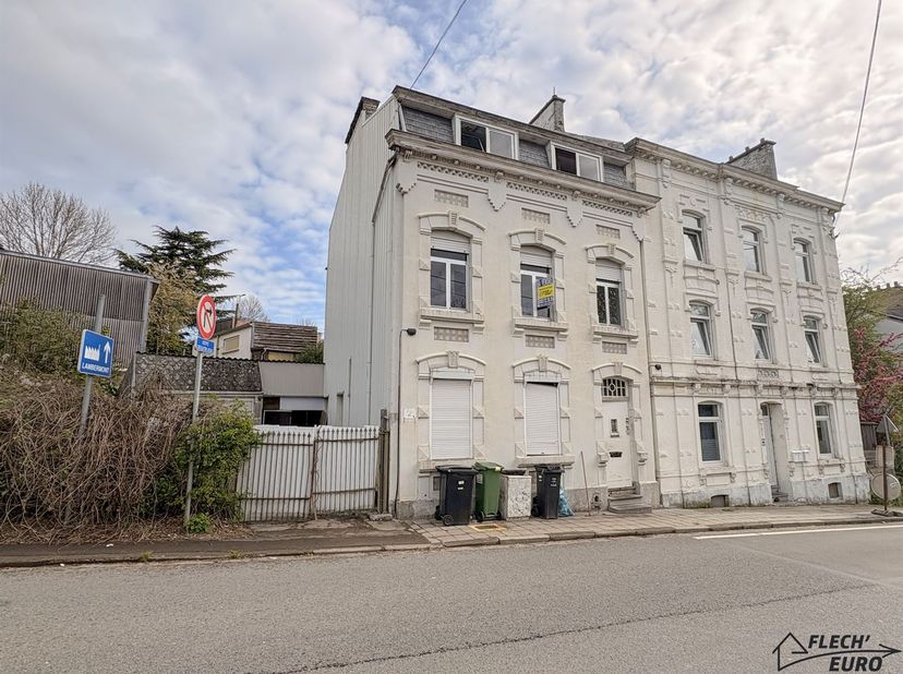 Cette maison unifamiliale à rénover entièrement représente une belle opportunité pour les amateurs de projets ou les investisseurs à la recherche d’un