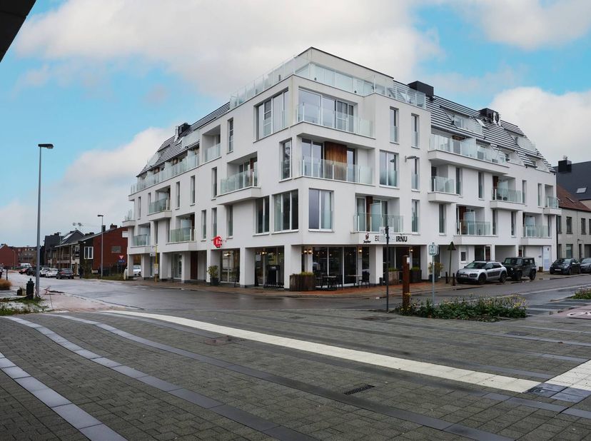 Assistentieflat te koop in de Sint-Jorisstraat te Beernem. Dit ruime appartement van 87m² maakt deel uit van de nieuwbouwresidentie Urbisol.<br />
<br