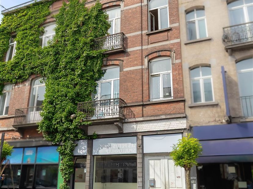 Property One vous propose un immeuble mixte idéalement situé en plein cœur du quartier du Cimetière d’Ixelles, reconnu pour son dynamisme commercial e