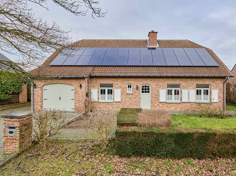 Ben je op zoek naar een rustig gelegen gezinswoning vlakbij het centrum van Peer? Dan is dit pand op een perceel van 10are 65ca precies wat je zoekt!
