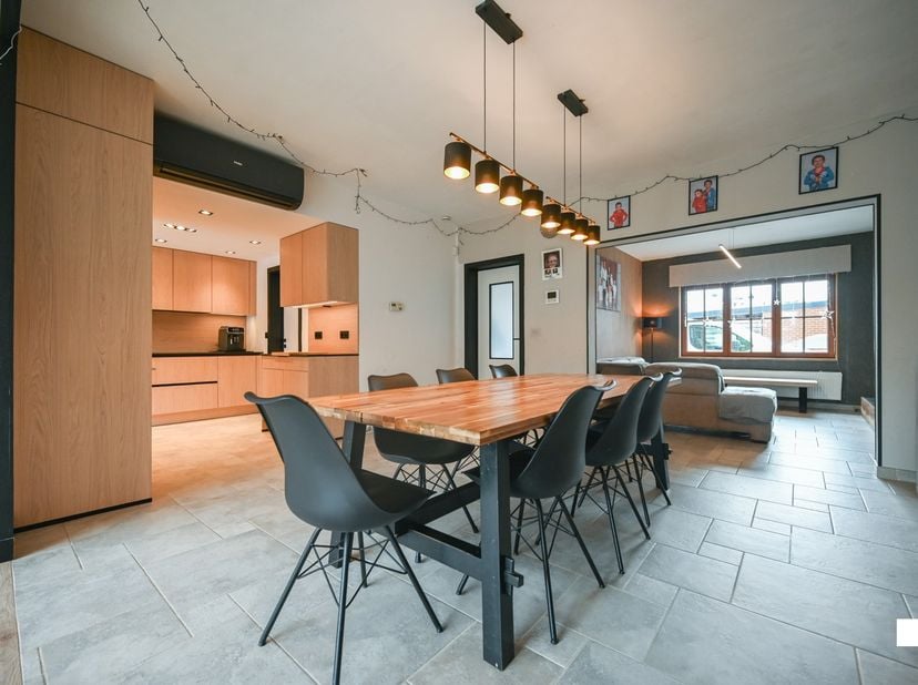 Ontdek deze instapklare, energiezuinige woning genietende van een bewoonbare oppervlakte van maar liefst 202 m² (volgens EPC-attest) gelegen te Izegem