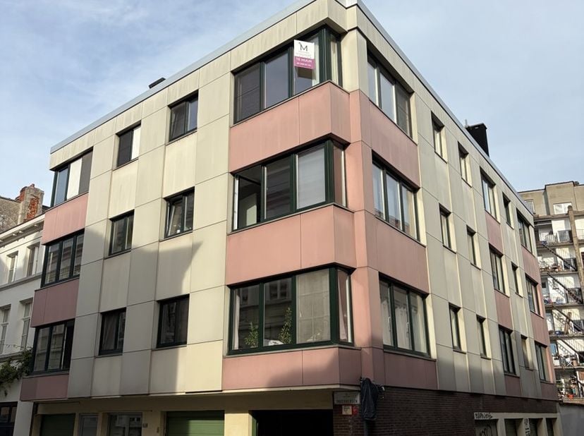 Welkom thuis in hartje Gent!<br />
Dit charmante appartement van 77 m² op de derde verdieping van een karaktervol gebouw aan de Onderbergen heeft het
