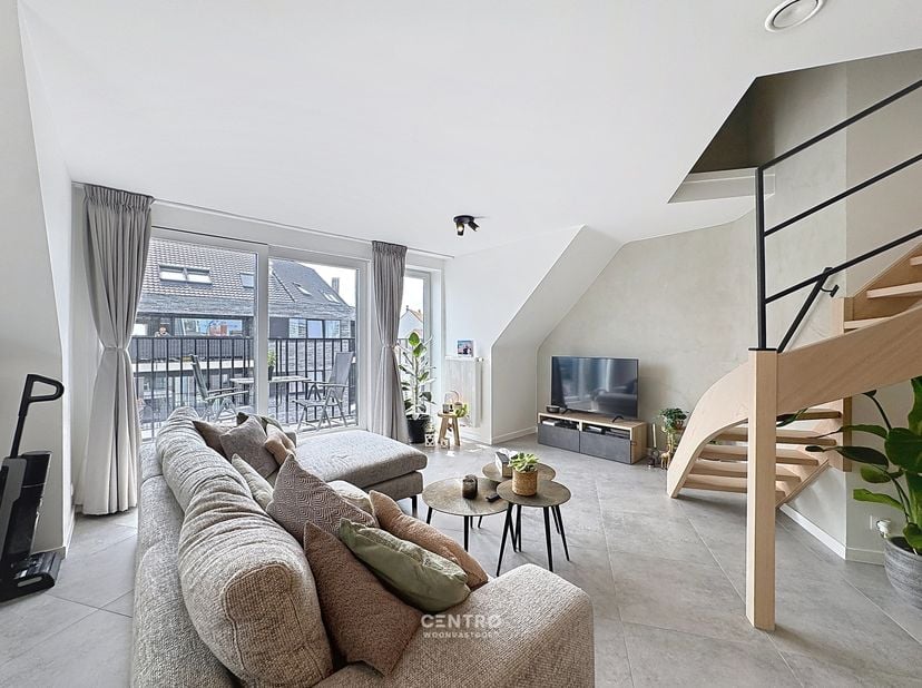 RECENT (°2022) centraal gelegen appartement met 2 slaapkamers en 2 badkamers, geschikt voor hoofdverblijf én als 2de verblijf!<br />
<br />
INDELING:<