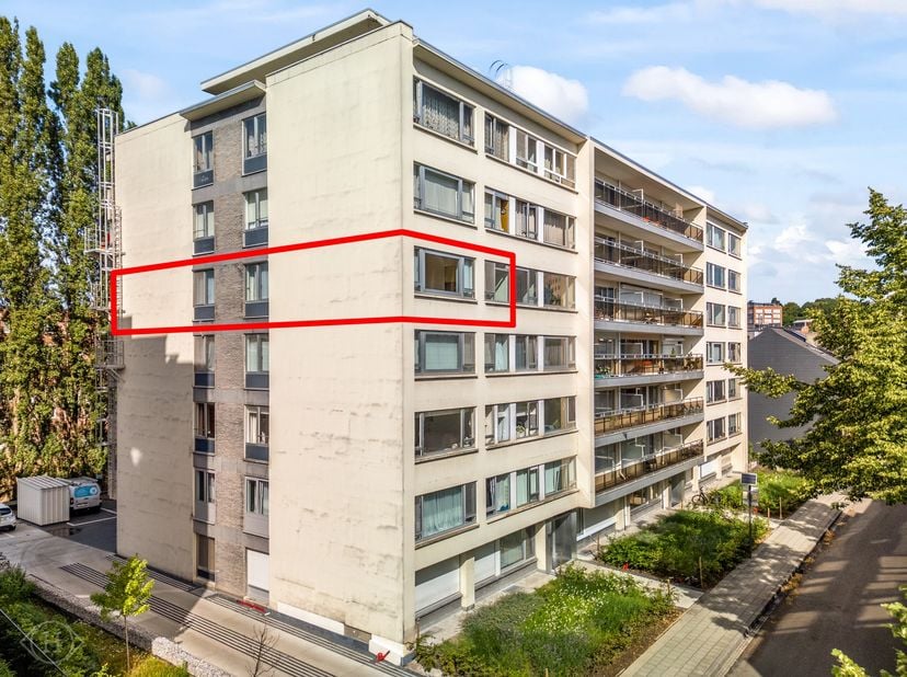 In hartje Leuven vindt u dit ruime appartement met drie volwaardige slaapkamers, een aangenaam terras en een gunstig EPC-label B. Dankzij de praktisch