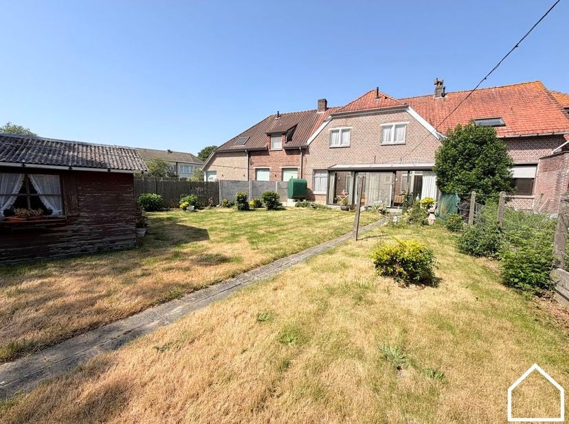 Welkom in de Orchideeënlaan 7 te Ieper<br />
<br />
Ligging:<br />
<br />
Deze verrassend ruime woning combineert comfortabel wonen met praktische ext