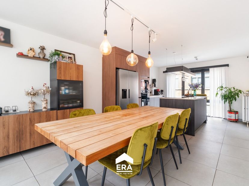 Bent u op zoek naar een instapklare, energiezuinige woning op een uitstekende locatie? Dan is deze volledig vernieuwde gezinswoning op de buitenrand v