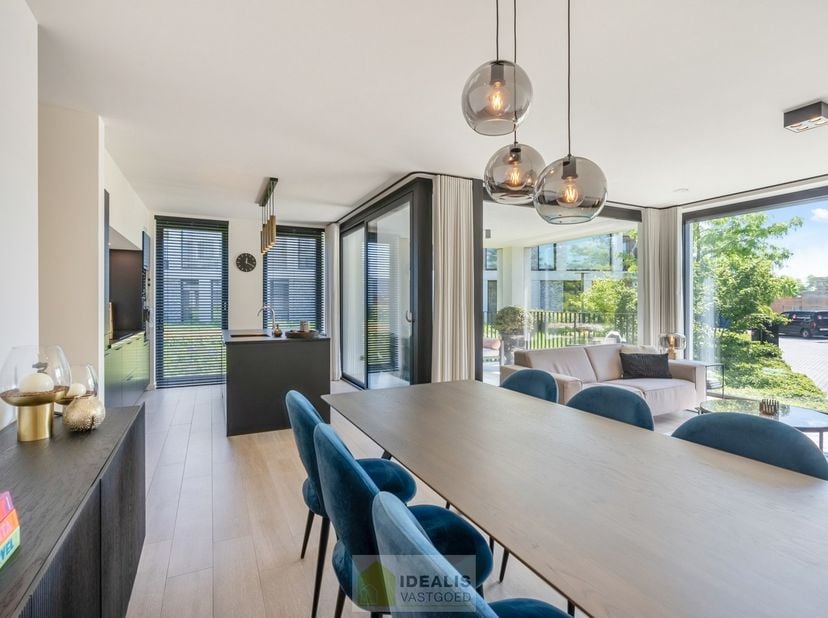 IDEALIS VASTGOED – RECENT EN PERFECT ONDERHOUDEN GELIJKVLOERSAPPARTEMENT AAN DE RAND VAN HET CENTRUM IN PRACHTIG GROENE OMGEVING, VOORZIEN VAN KNAPPE