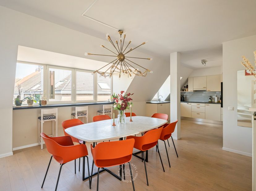 Dit lichtrijk duplex appartement bevindt zich in een kleinschalige residentie Campo S in het hartje van Sint- Amandsberg dorp. De residentie werd in 2