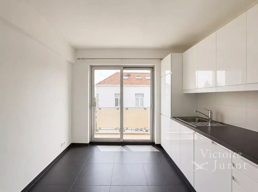 Voorgesteldt door Debora Peruch : debora.peruch@victoire.be<br />
Victoire Junot biedt u dit ruime appartement van ± 140 m² aan, ideaal gelegen in de