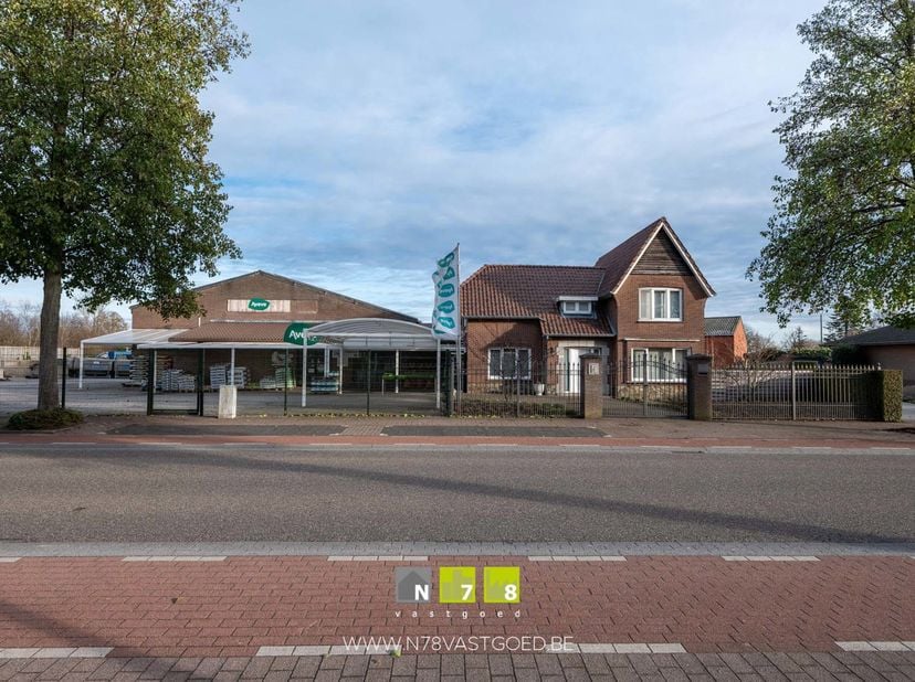 WINKEL (438²) MET LOODS (300M²) EN WONING (218M²) TE KINROOI.<br />
TROEVEN<br />
- Combinatie handel &amp;amp; wonen.<br />
- Gunstige commerciële liggin