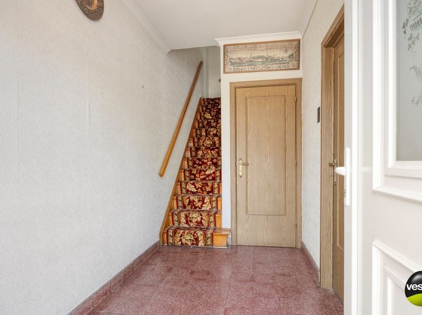 Deze te renoveren woning bevindt zich aan de André Dumontstraat 22 in Hasselt, op een residentiële en erg praktische ligging in de gegeerde Banneuxwij