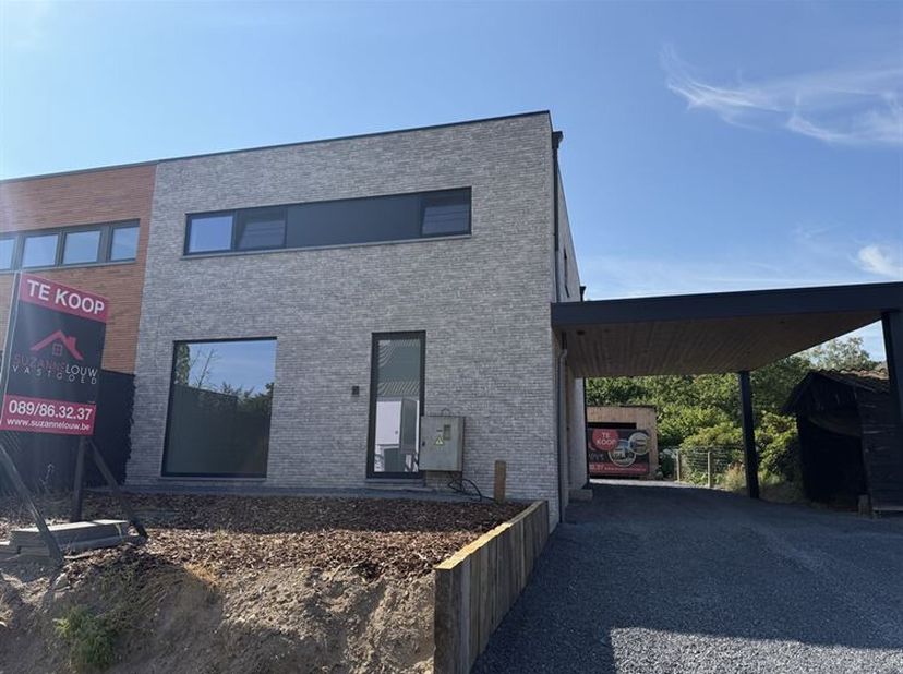 Stijlvolle nieuwbouwwoning met moderne architectuur, met kelder, garage en carport, in een rustige, groene omgeving<br />
Troeven<br />
- Casco plus n