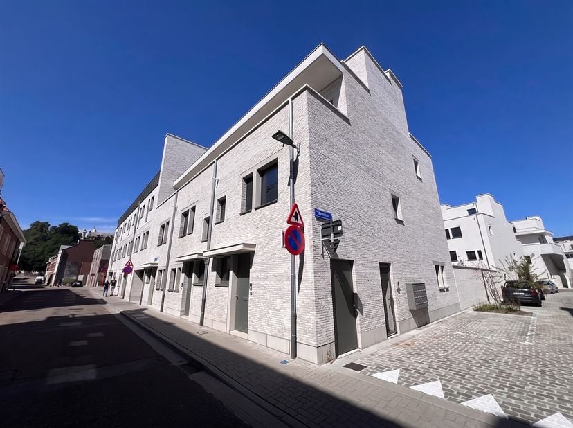 In de vernieuwde stadswijk DijleDelta-Bottelarij, gelegen tussen het Klein Begijnhof en de bruisende Vaartkom, bieden wij u met trots deze multifuncti