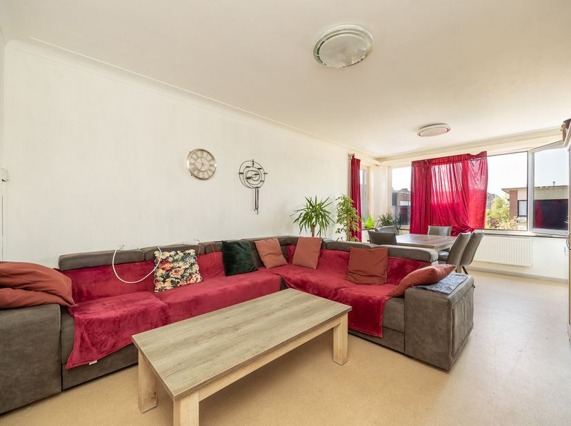 Op een centrale bereikbare locatie in Merksem vinden we dit kleinschalig appartementsebouw met 3 units terug. Het gebouw verkeert in degelijke staat e