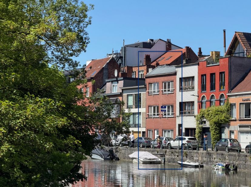 Deze te renoveren stadswoning (bvo 152 m² volgens het EPC en 182&amp;nbsp;m² volgens opmeting) bevindt zich op een absolute toplocatie aan het water, met