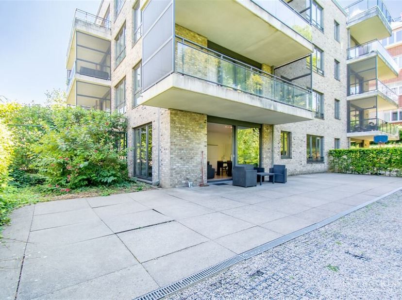 Beschrijving: dicht bij de Franklin Roosevelt laan , en het openbaar vervoer,  gemeubeld gelijkvloers appartement met 3 slaapkamers  en terras, in een