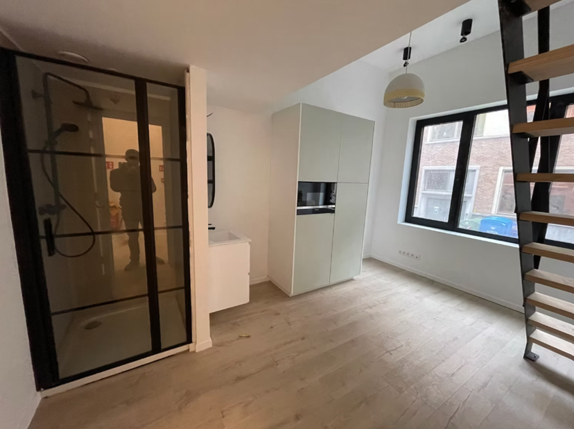 Deze instapklare kamer in de Onze-Lievevrouwstraat 50 is ideaal voor wie op zoek is naar rust én nabijheid van het stadsleven. Gelegen op slechts 350
