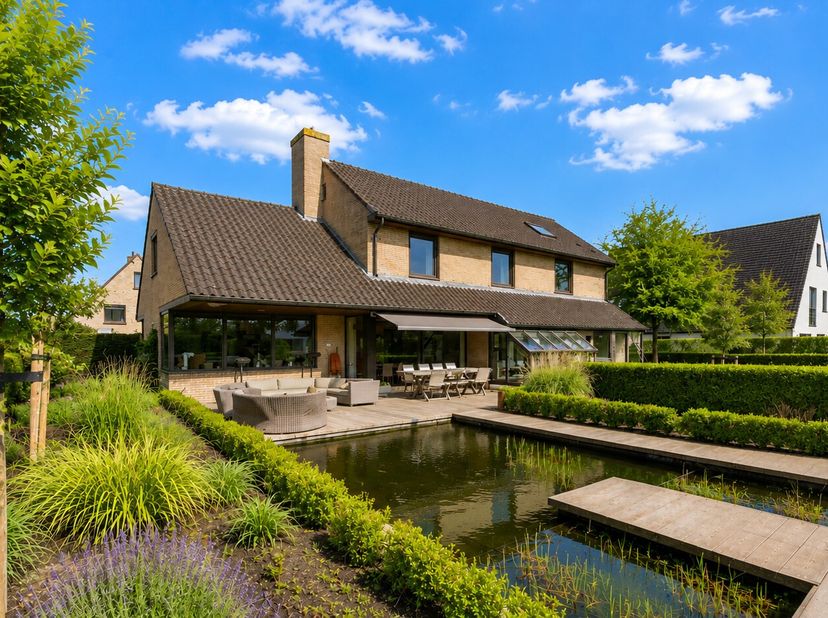 Op wandelafstand van het centrum van Knokke verkopen wij deze losstaande villa gelegen op een mooi perceel van 776 m². Een grote en stevig gebouwde vi