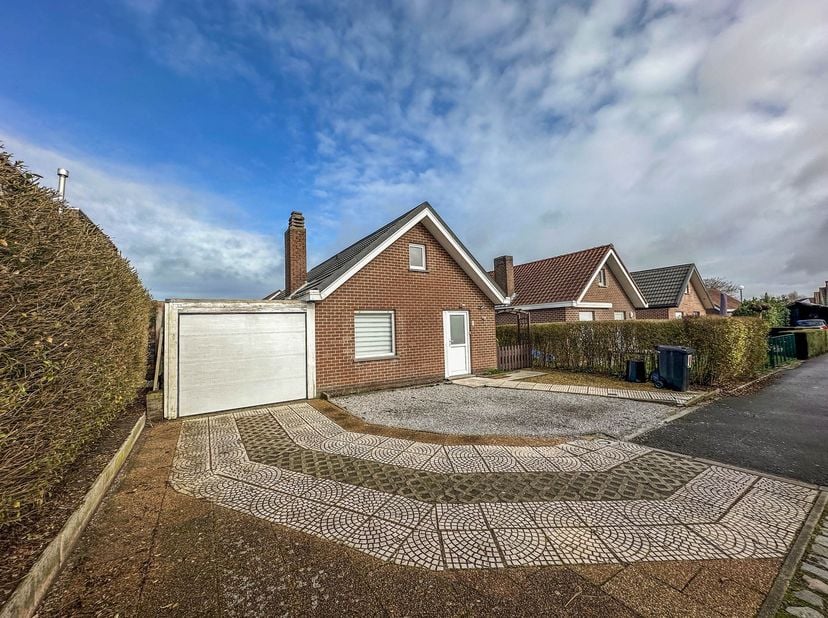Alleenstaande vakantiewoning met garage en parking voor de deur nabij de uitgestrekte duinen en op wandelafstand van zee. Indeling: inkom, gezellige w