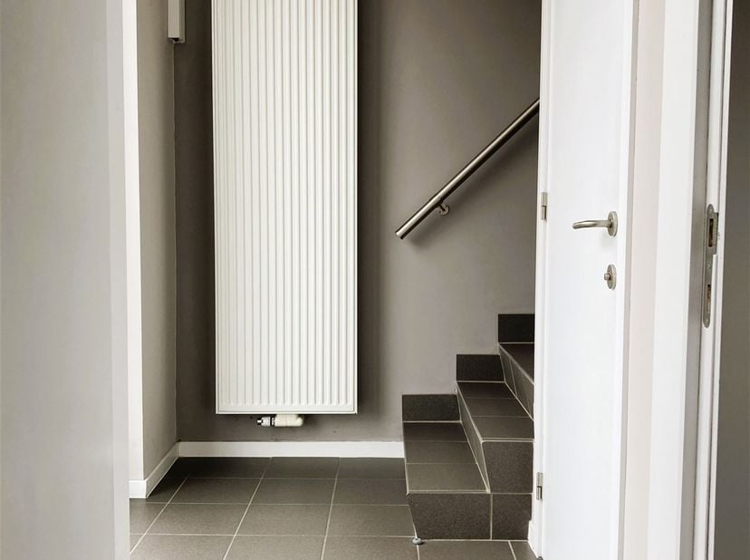 Zeer centraal gelegen KMO-unit (325m²) met een goede verbinding naar de E313 en E34. <br />
<br />
Bedrijf-handelspand bestaande uit burelen en maga